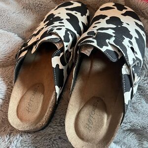 Women’s Cow print shoes !
